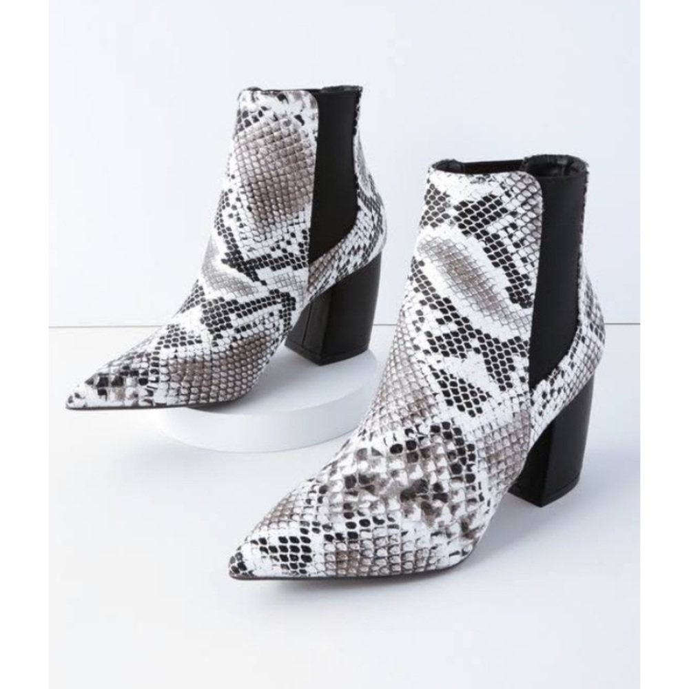 QUPID Black and White Snake Print Bootie 😍